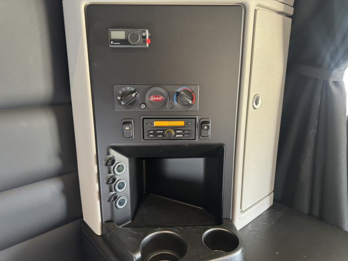 2027 Peterbilt 589-28