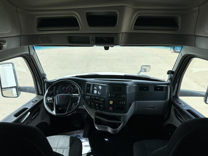 2022 Peterbilt 579-8