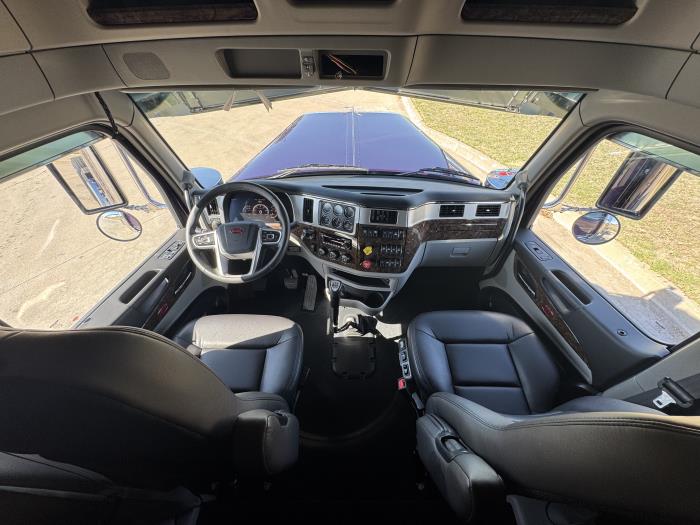 2027 Peterbilt 589-21