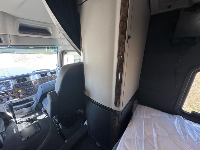 2027 Peterbilt 589-24