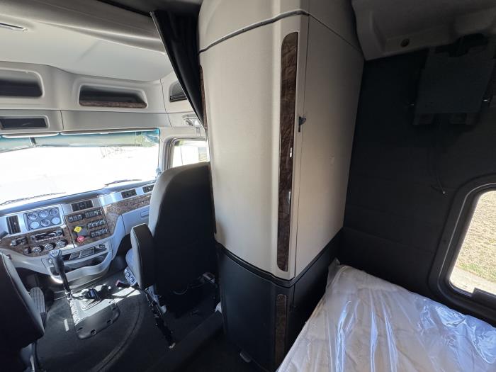 2027 Peterbilt 589-24