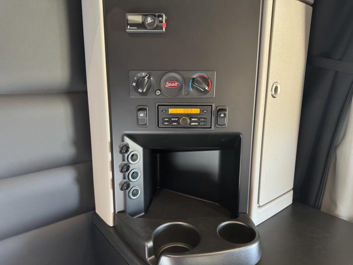 2027 Peterbilt 589-28