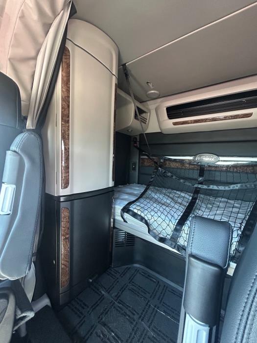 2027 Peterbilt 589-6