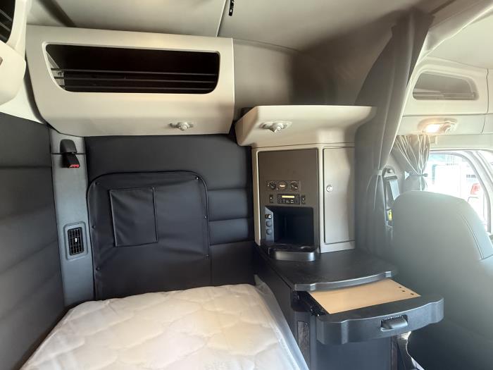 2027 Peterbilt 589-25