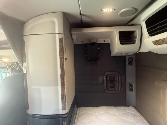 2027 Peterbilt 589-27