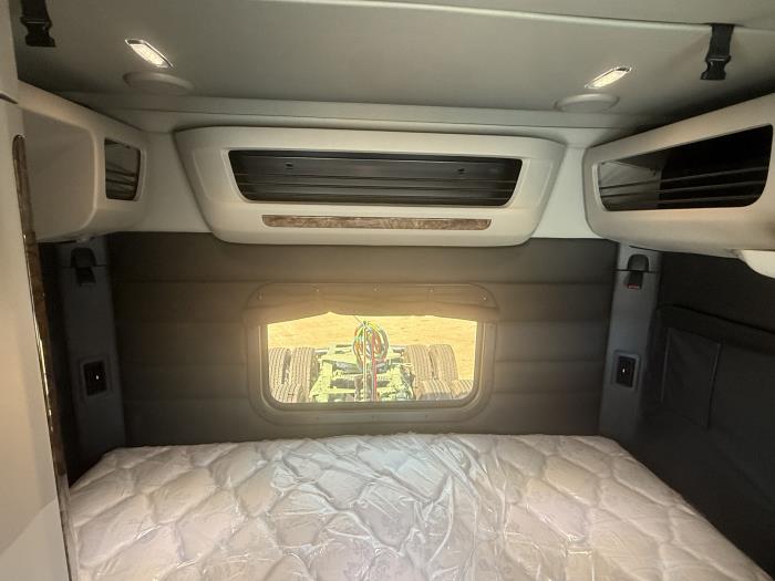 2027 Peterbilt 589-30