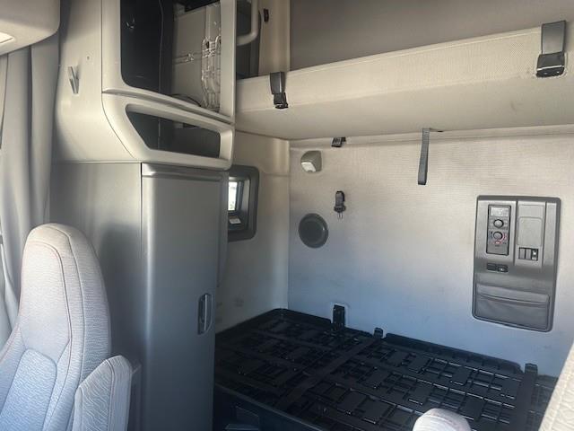 2021 Volvo VNL64T760-10