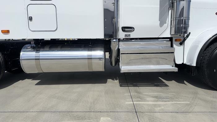 2027 Peterbilt 589-18