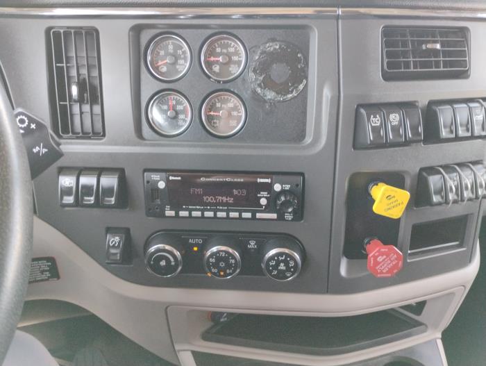 2022 Peterbilt 579-18