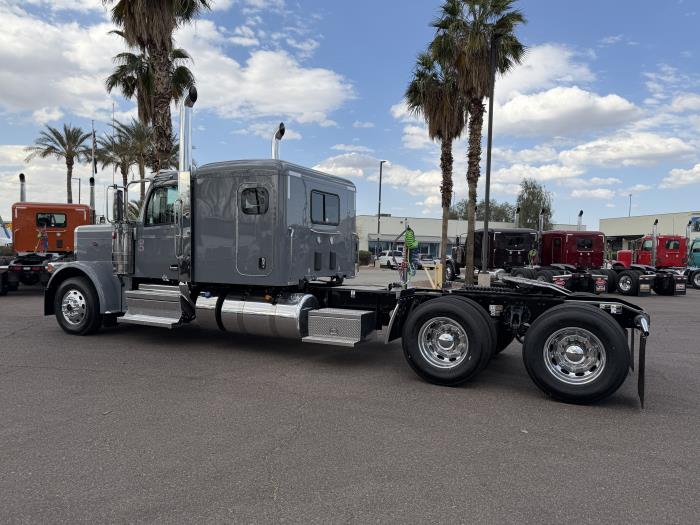 2027 Peterbilt 589-4