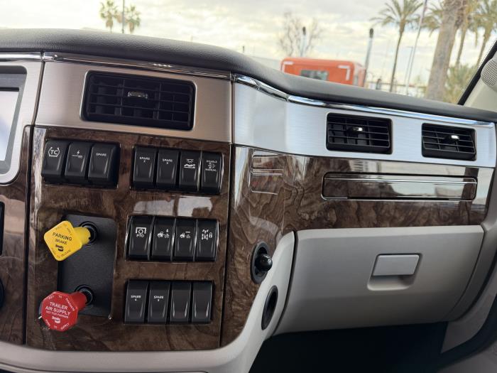 2027 Peterbilt 589-22