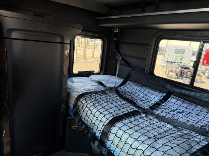 2027 Peterbilt 589-16