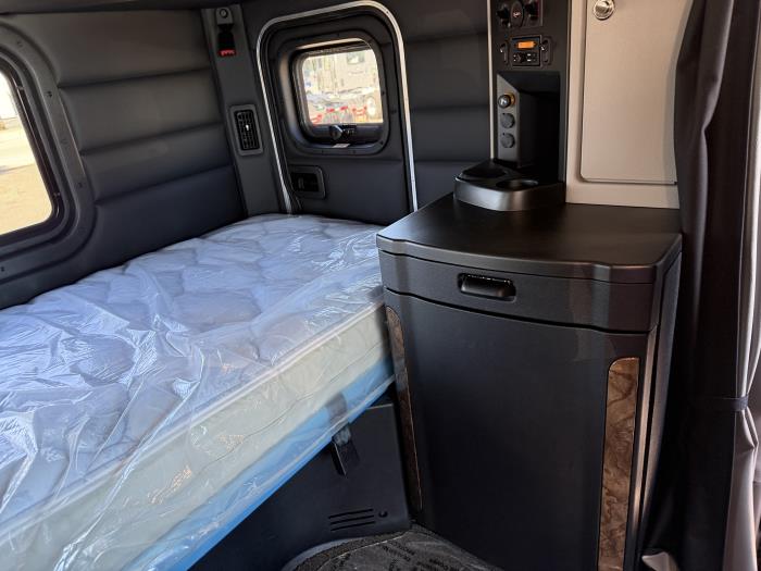 2027 Peterbilt 589-20