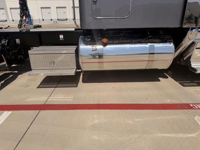 2027 Peterbilt 589-18