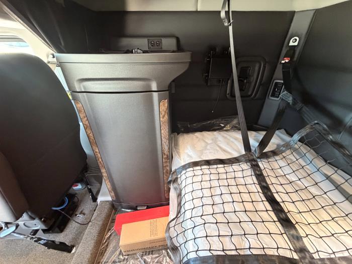 2027 Peterbilt 589-24