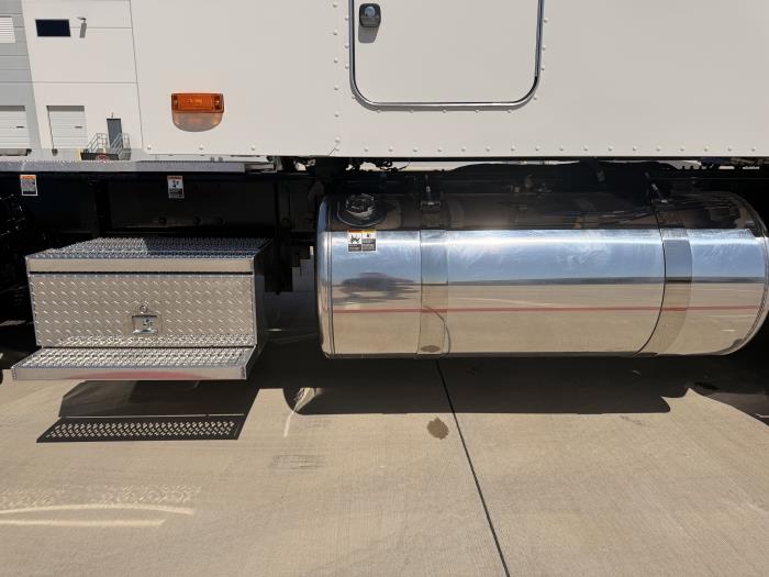 2027 Peterbilt 589-18