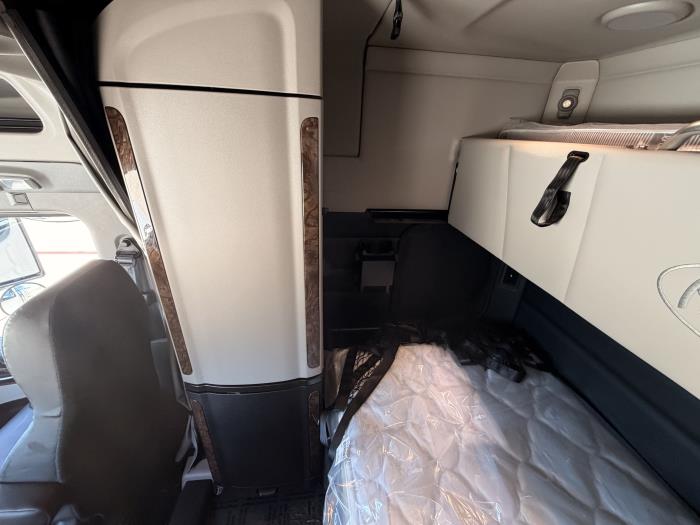 2027 Peterbilt 589-25