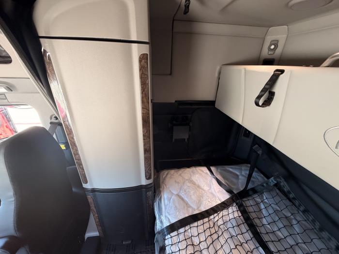 2027 Peterbilt 589-23