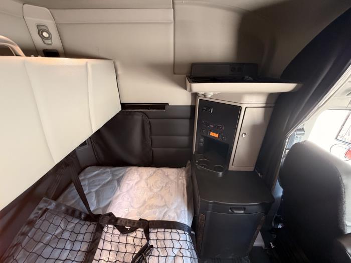 2027 Peterbilt 589-24