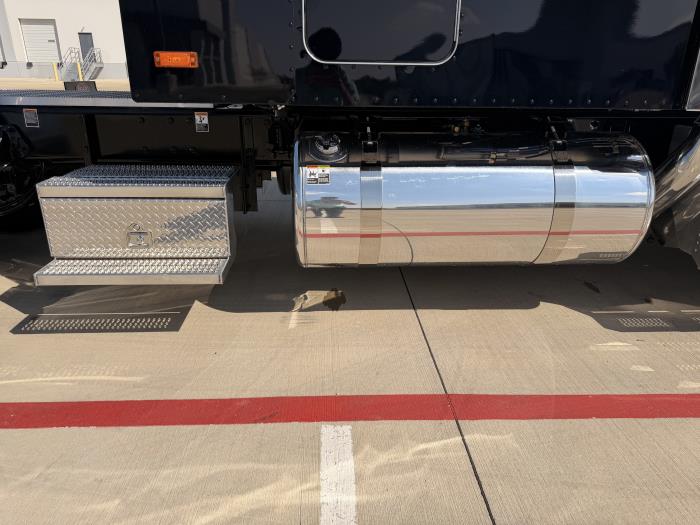 2027 Peterbilt 589-18