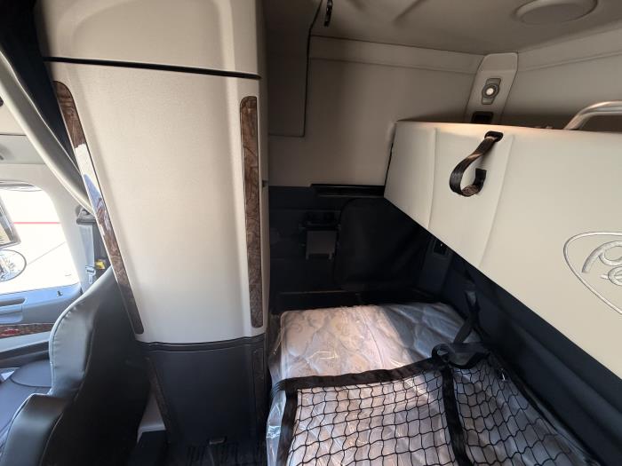 2027 Peterbilt 589-25