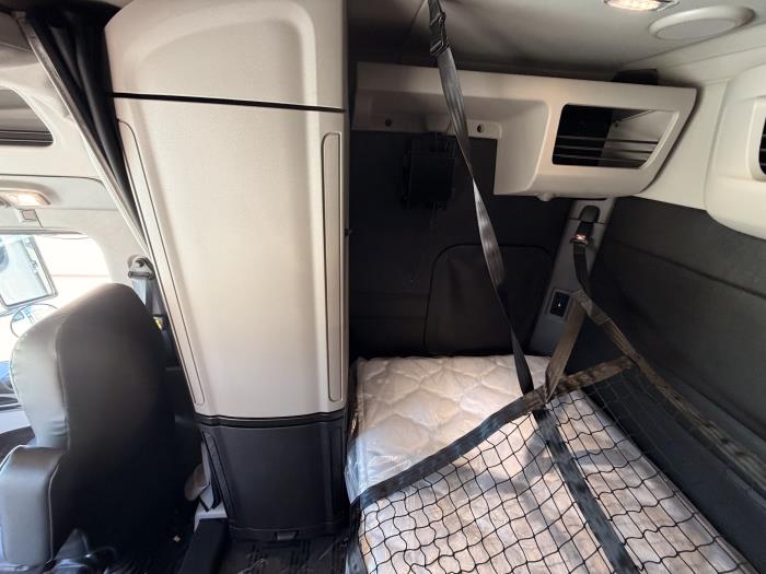 2027 Peterbilt 589-26