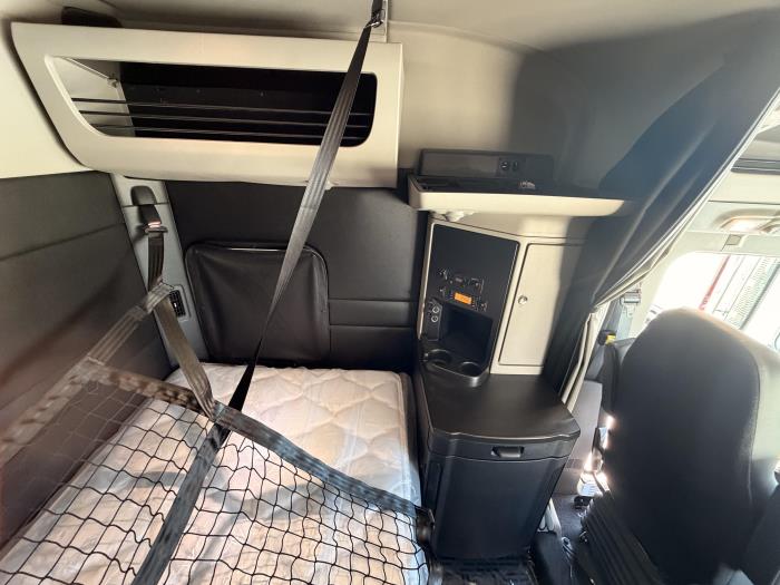 2027 Peterbilt 589-27