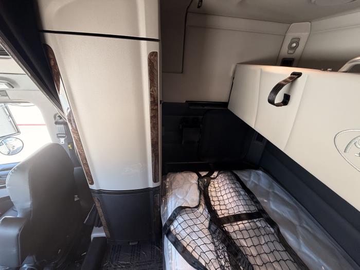 2027 Peterbilt 589-26