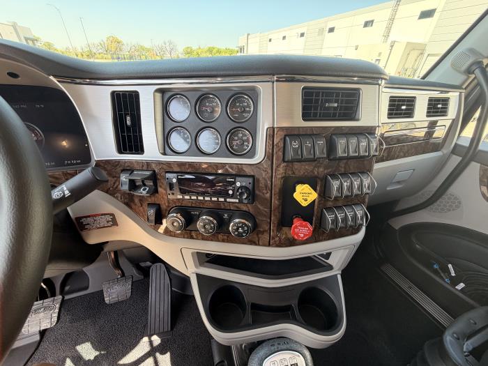 2027 Peterbilt 589-24