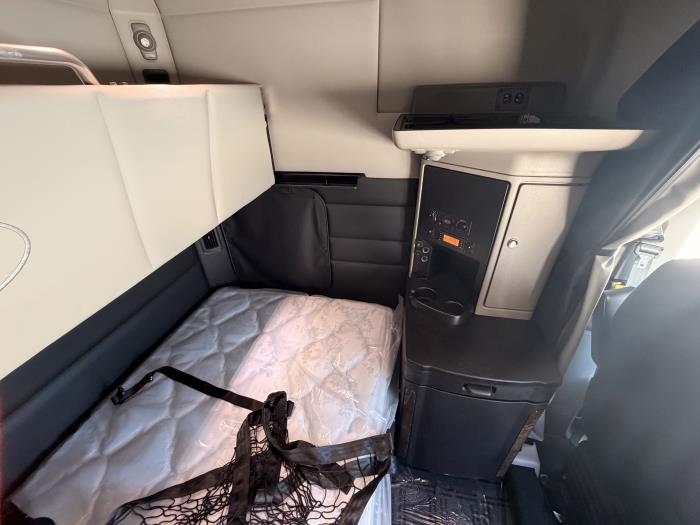 2027 Peterbilt 589-27