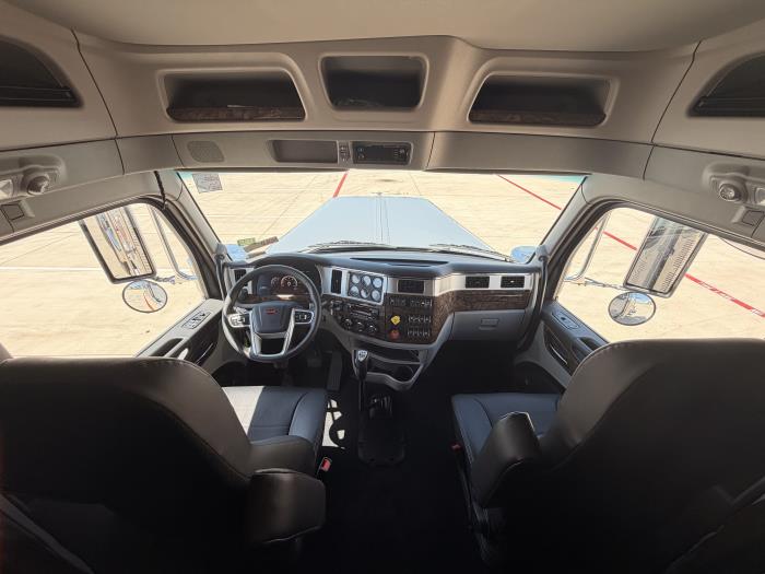 2027 Peterbilt 589-29