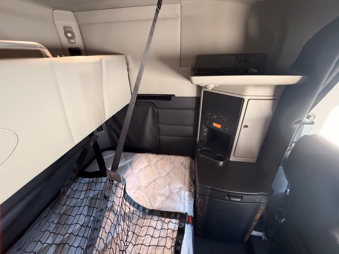 2027 Peterbilt 589-24