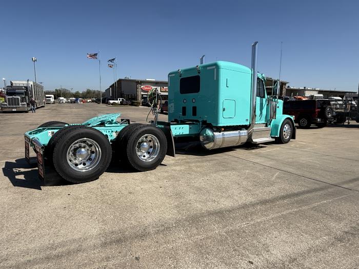2027 Peterbilt 589-18