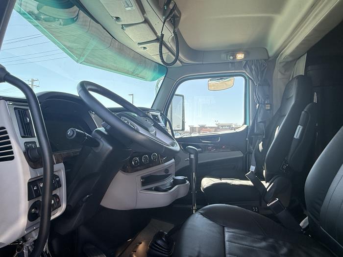2027 Peterbilt 589-28