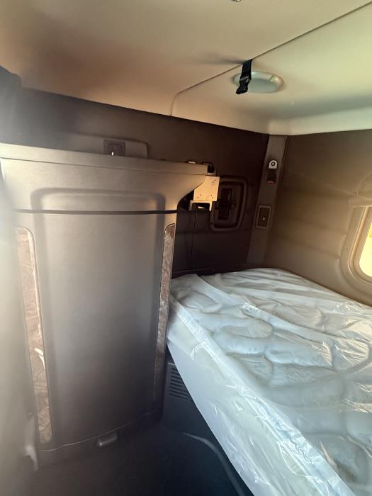 2027 Peterbilt 589-36