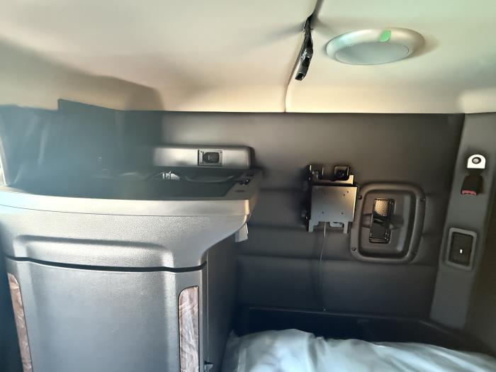 2027 Peterbilt 589-38