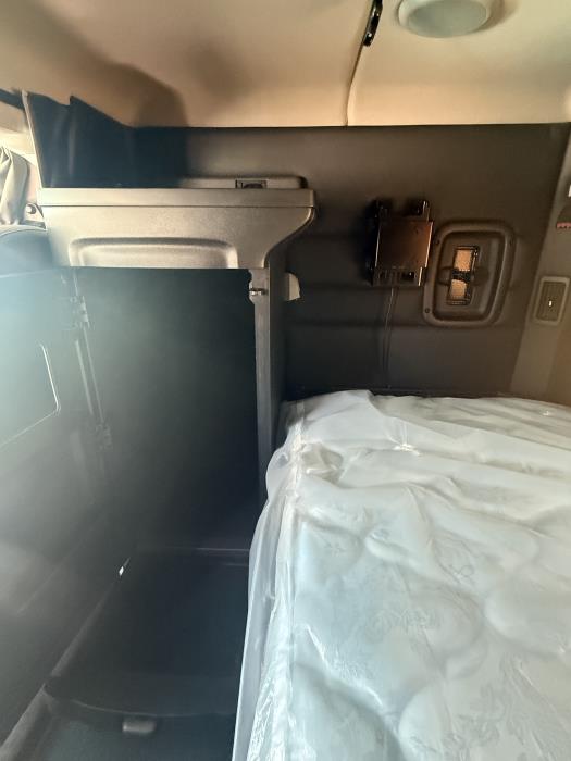 2027 Peterbilt 589-40