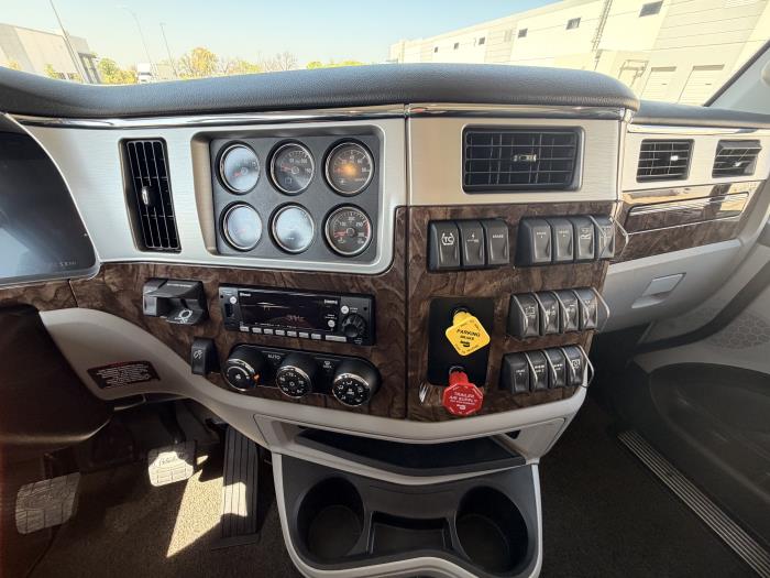 2027 Peterbilt 589-24
