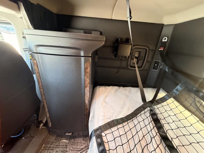 2027 Peterbilt 589-26