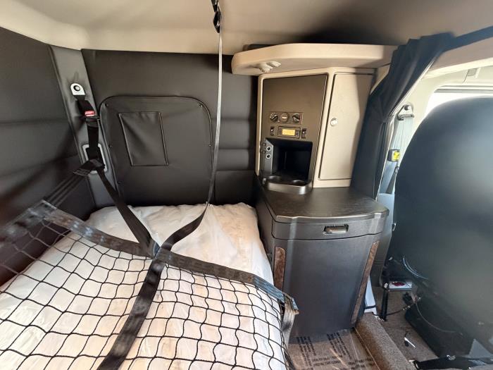 2027 Peterbilt 589-27