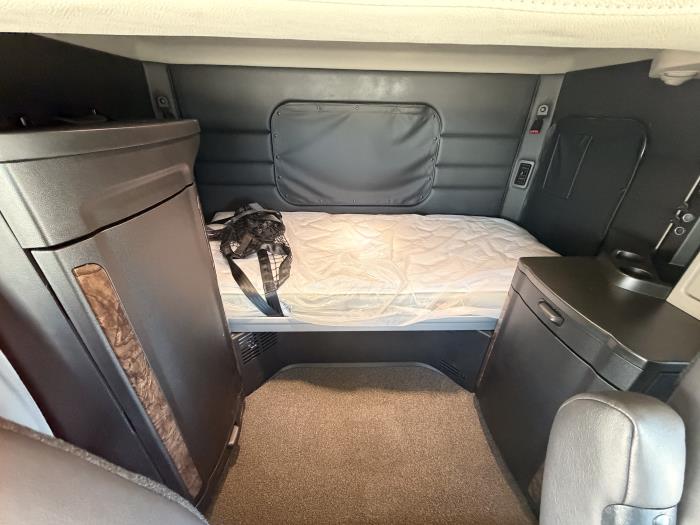 2027 Peterbilt 589-23