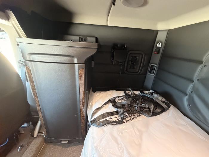 2027 Peterbilt 589-24