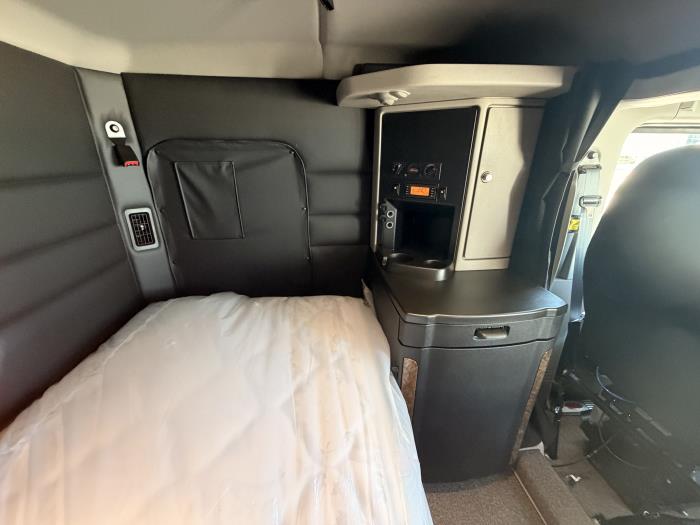 2027 Peterbilt 589-25