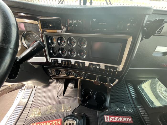 2022 Kenworth W900L-8