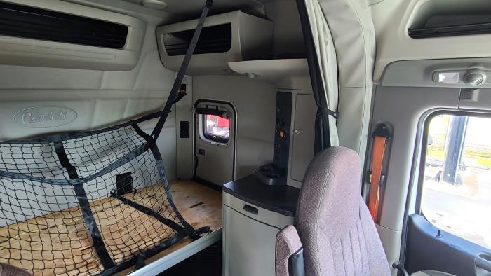 2022 Peterbilt 579-18