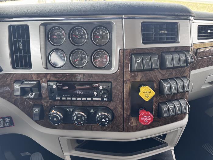 2027 Peterbilt 589-18