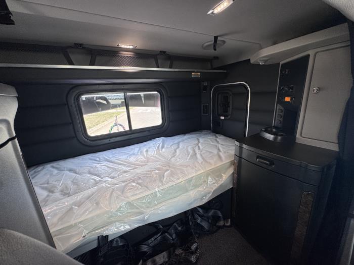 2027 Peterbilt 589-25