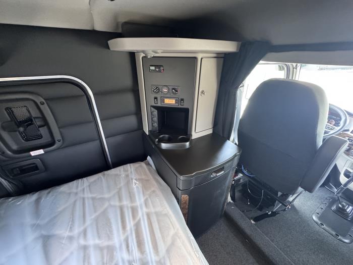 2027 Peterbilt 589-28