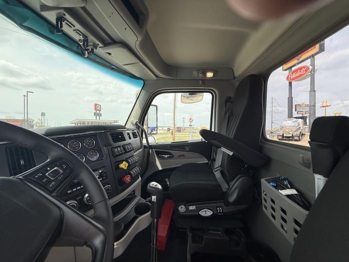 2027 Peterbilt - image 23