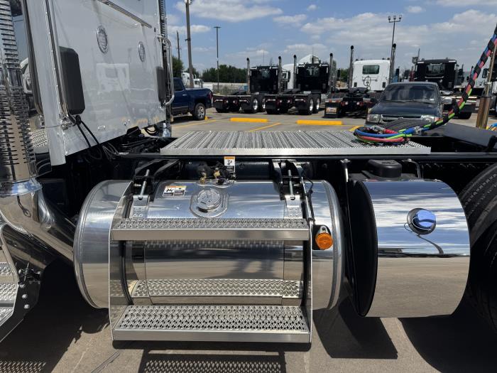 2027 Peterbilt - image 13